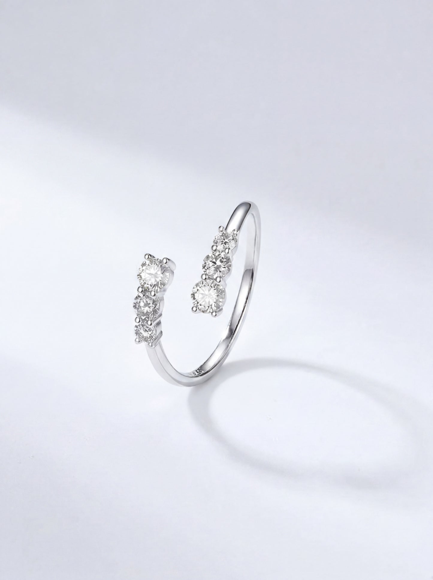 Mossanite Overlap Ring