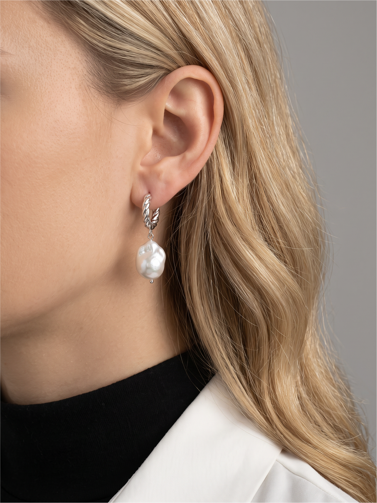 Twisted Pearl Earrings Gold