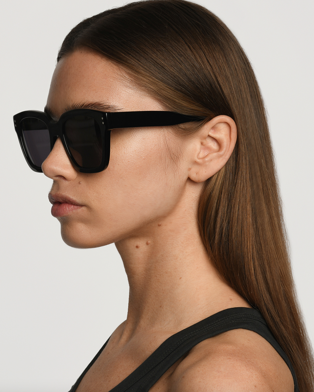 Get ready to turn heads with our Modena Black sunglasses by Corlin Eyewear. These sunglasses feature UV protection 400 and scratch-resistant CR39 lenses, perfect for any outdoor activity.